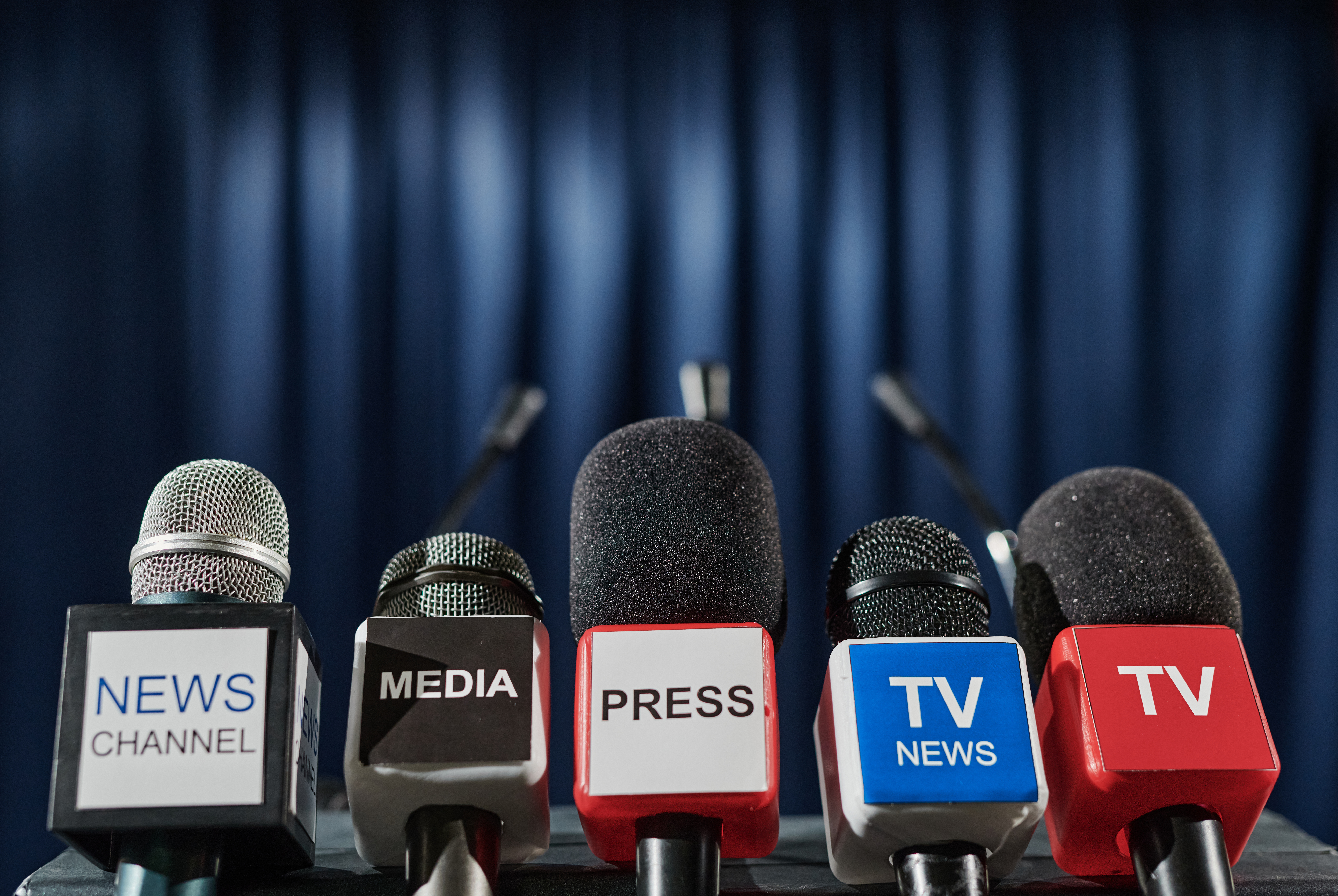 Speaking event with microphones